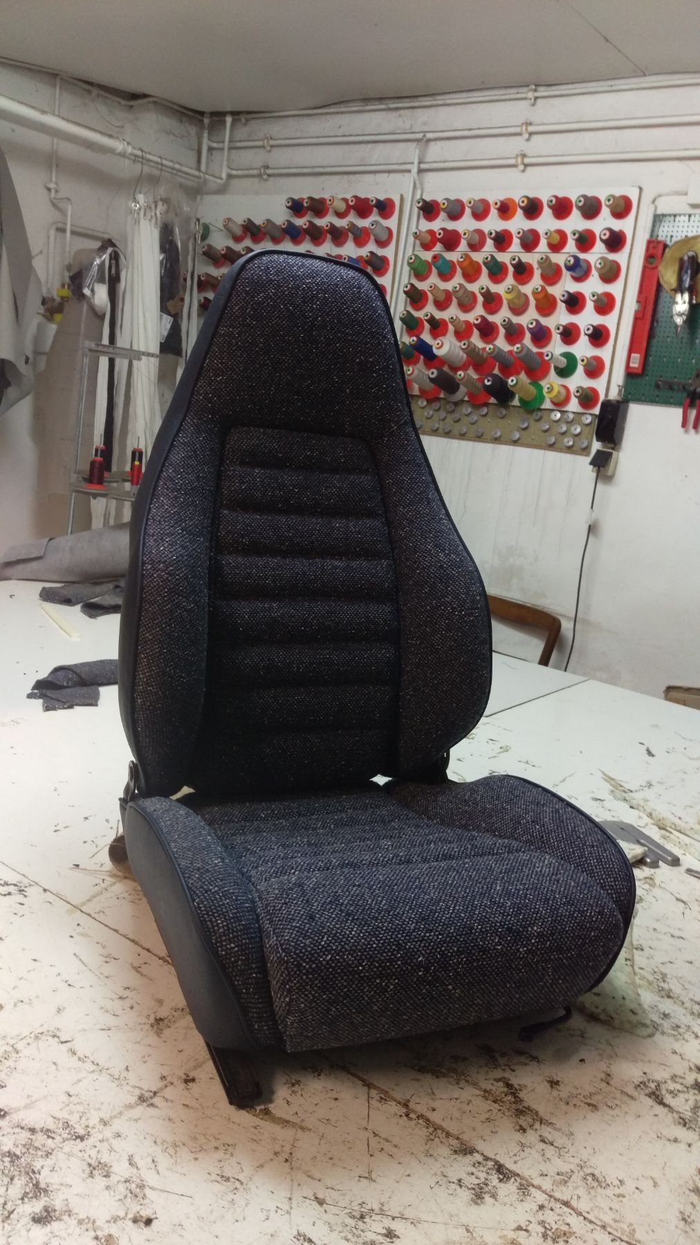 Neu bezogener Autositz in der Werkstatt
